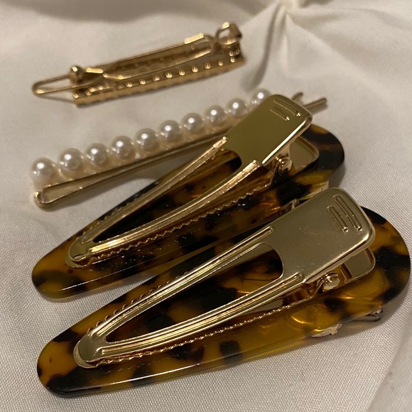 Bundle of Fashion Hair Clips four (4) ✨ - Picture 4 of 5